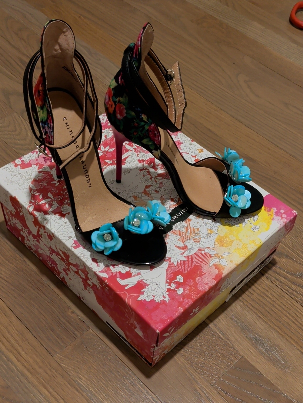 NWChinese Laundry Black Floral Ankle-Strap Heels w Turquoise Flower Appliqués 7